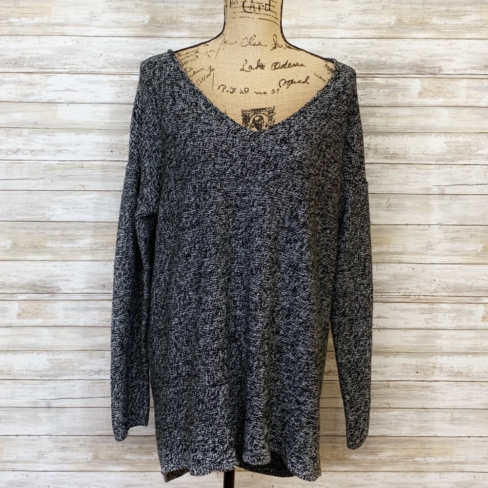 Old Navy V-neck Black and White Sweater Size XL